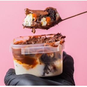 Tortinha de brownie com caramelo salgado, chocolate e ninho