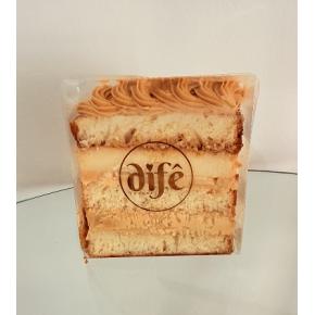 Fatia de Bolo Pudim com mousse de doce de leite