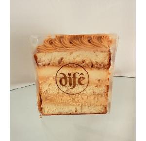 Fatia de Bolo Pudim com mousse de doce de leite